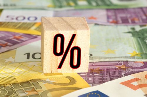 Foto: Euro-Scheine und Prozentzeichen